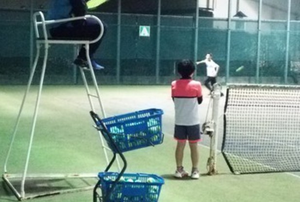 テニス大好きなジュニアが自主練習