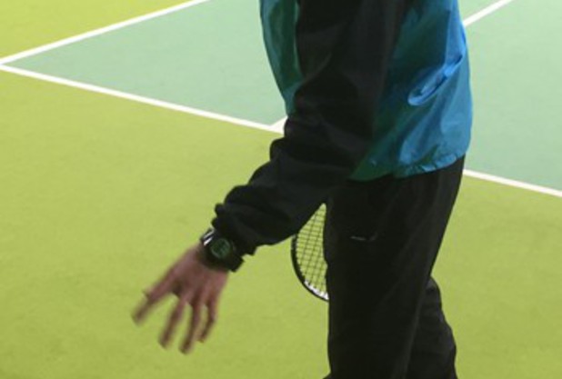 サーブを打つ前にボールを突いていますか？