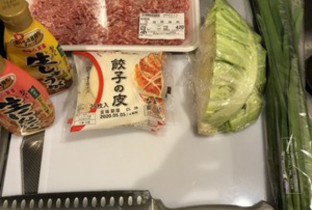 テニスコートからキッチンへ燃える男