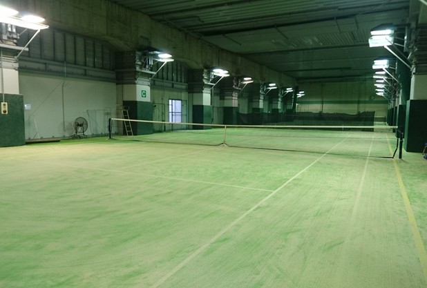 雨の日でもインドアコートでテニス
