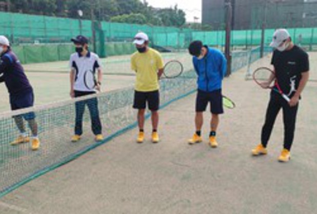 流行のテニスシューズ