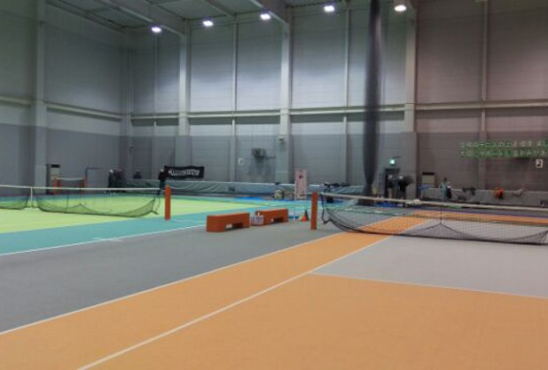 テニスコートの照明が全て変わります。