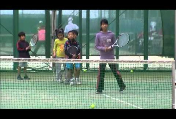 二人のお姉さんと豆テニスプレーヤー達が大暴れ!!