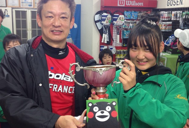 美原庭球塾「家族で組めば何かが　起・き・る」