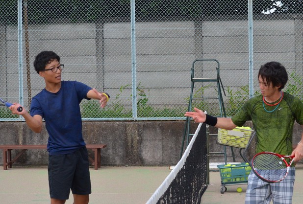 テニスは一人で戦うスポーツ。でも一人ではできない。